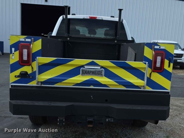 image for item FH6069 2020 Ford F250 Super Duty  Crew Cab utility bed pickup truck