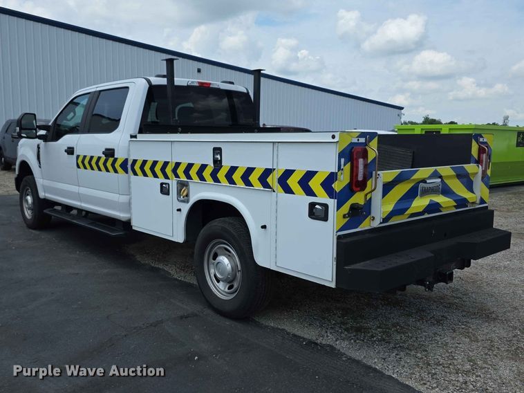 image for item FH6069 2020 Ford F250 Super Duty  Crew Cab utility bed pickup truck