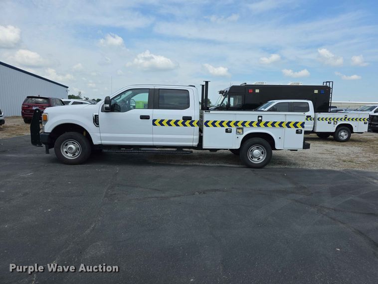 image for item FH6069 2020 Ford F250 Super Duty  Crew Cab utility bed pickup truck