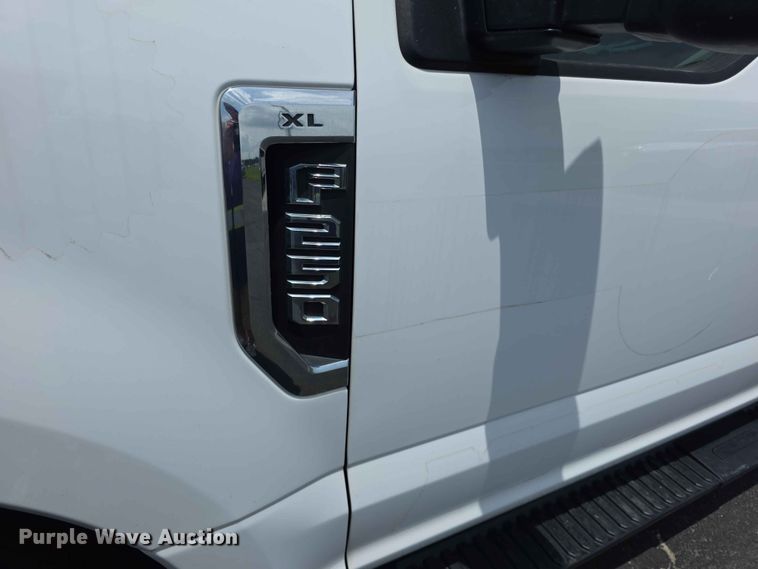 image for item FH6069 2020 Ford F250 Super Duty  Crew Cab utility bed pickup truck