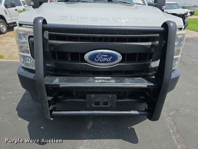 image for item FH6069 2020 Ford F250 Super Duty  Crew Cab utility bed pickup truck
