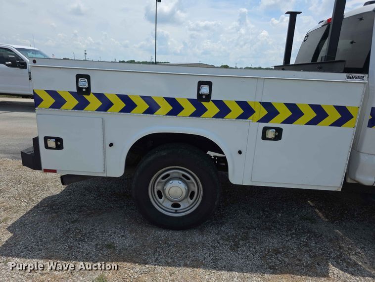 image for item FH6069 2020 Ford F250 Super Duty  Crew Cab utility bed pickup truck