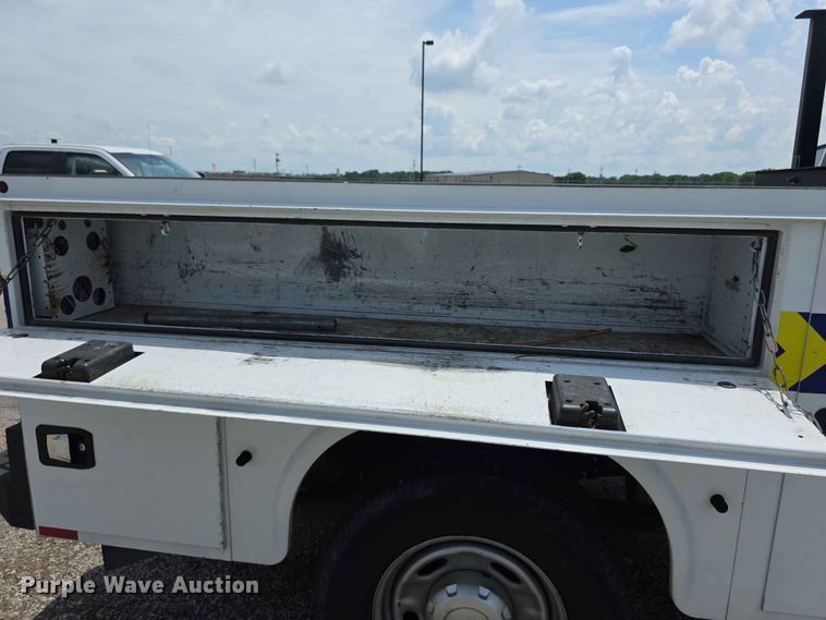 image for item FH6069 2020 Ford F250 Super Duty  Crew Cab utility bed pickup truck