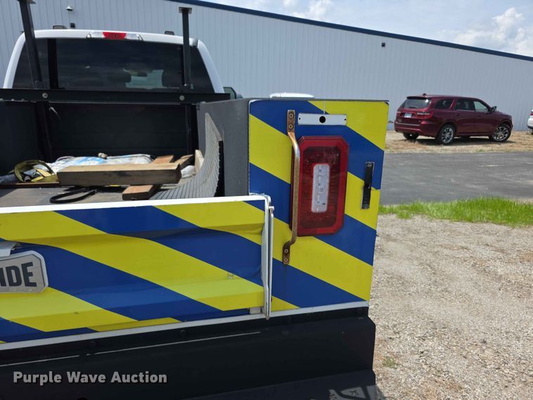 image for item FH6069 2020 Ford F250 Super Duty  Crew Cab utility bed pickup truck