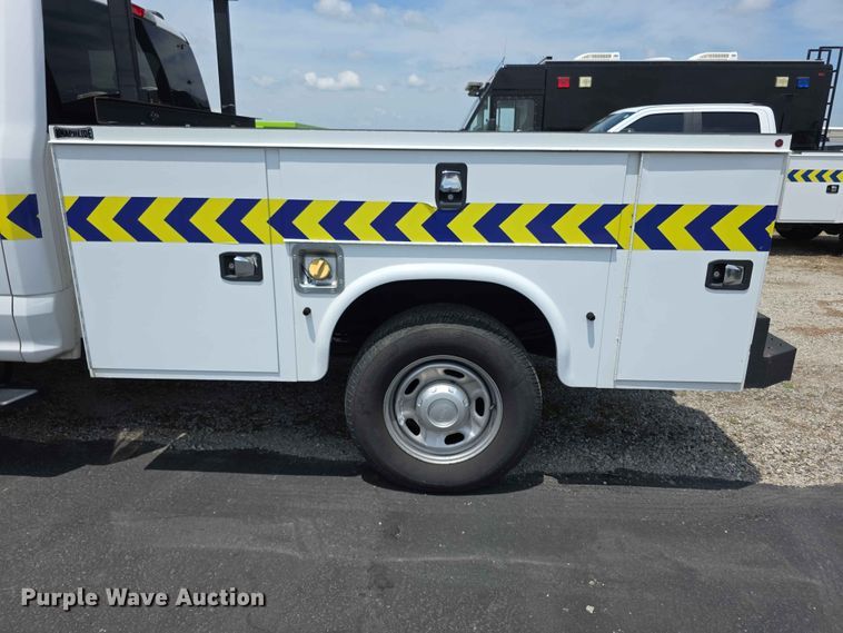 image for item FH6069 2020 Ford F250 Super Duty  Crew Cab utility bed pickup truck
