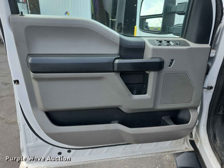 image for item FH6069 2020 Ford F250 Super Duty  Crew Cab utility bed pickup truck