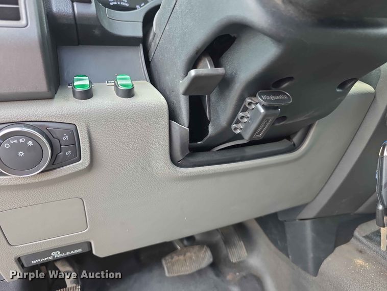 image for item FH6069 2020 Ford F250 Super Duty  Crew Cab utility bed pickup truck