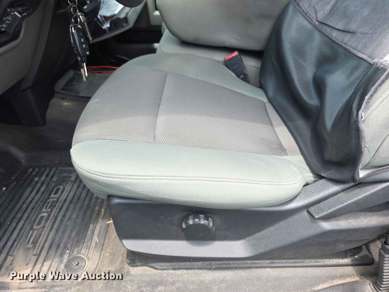 image for item FH6069 2020 Ford F250 Super Duty  Crew Cab utility bed pickup truck
