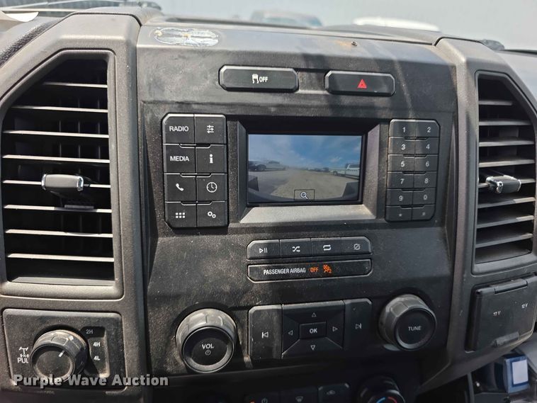 image for item FH6069 2020 Ford F250 Super Duty  Crew Cab utility bed pickup truck