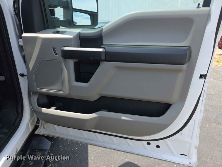image for item FH6069 2020 Ford F250 Super Duty  Crew Cab utility bed pickup truck