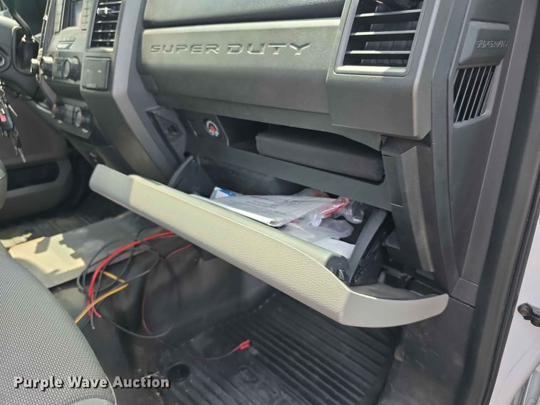 image for item FH6069 2020 Ford F250 Super Duty  Crew Cab utility bed pickup truck