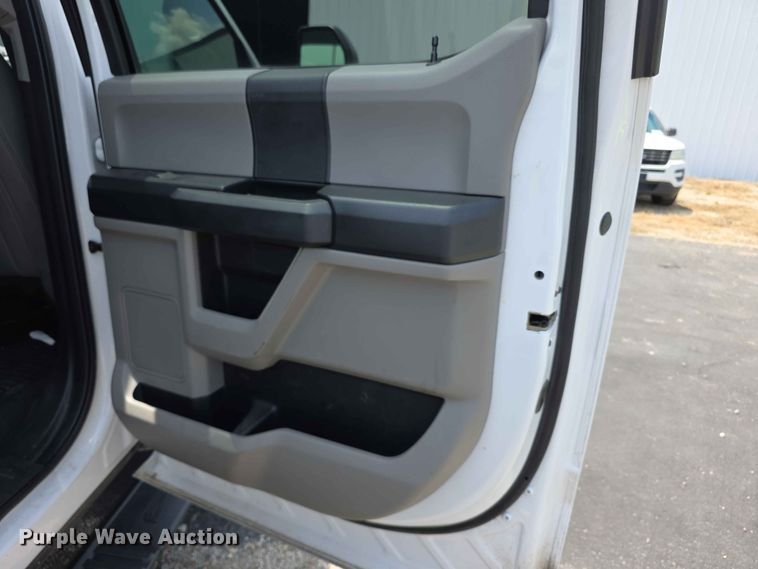image for item FH6069 2020 Ford F250 Super Duty  Crew Cab utility bed pickup truck