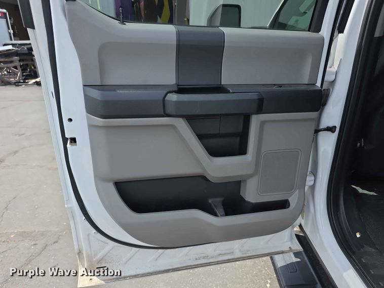 image for item FH6069 2020 Ford F250 Super Duty  Crew Cab utility bed pickup truck