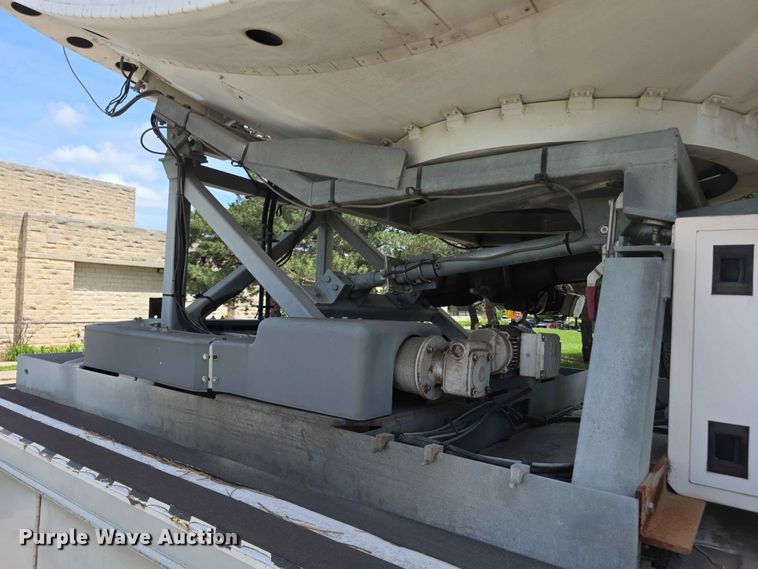 image for item FH6146 1990 Volvo FE613 satellite communication truck