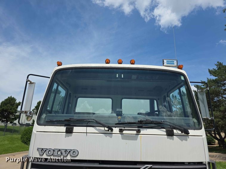 image for item FH6146 1990 Volvo FE613 satellite communication truck