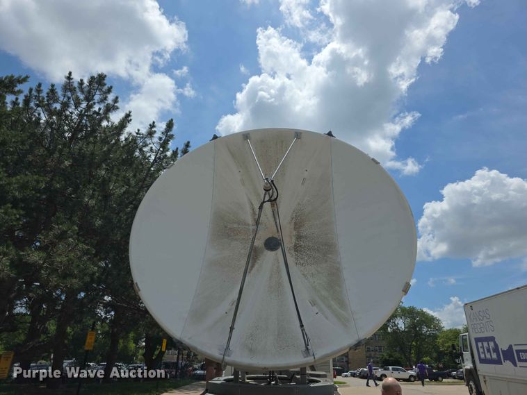 image for item FH6146 1990 Volvo FE613 satellite communication truck