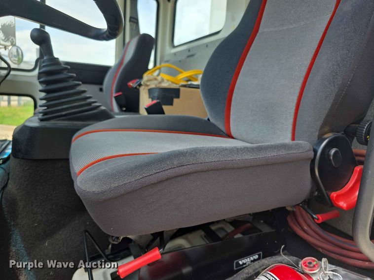 image for item FH6146 1990 Volvo FE613 satellite communication truck