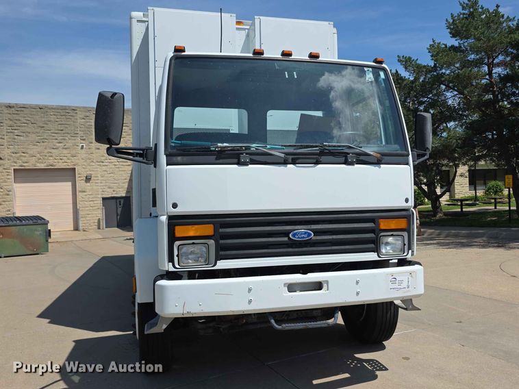 image for item FH6147 1989 Ford C8000 broadcasting truck
