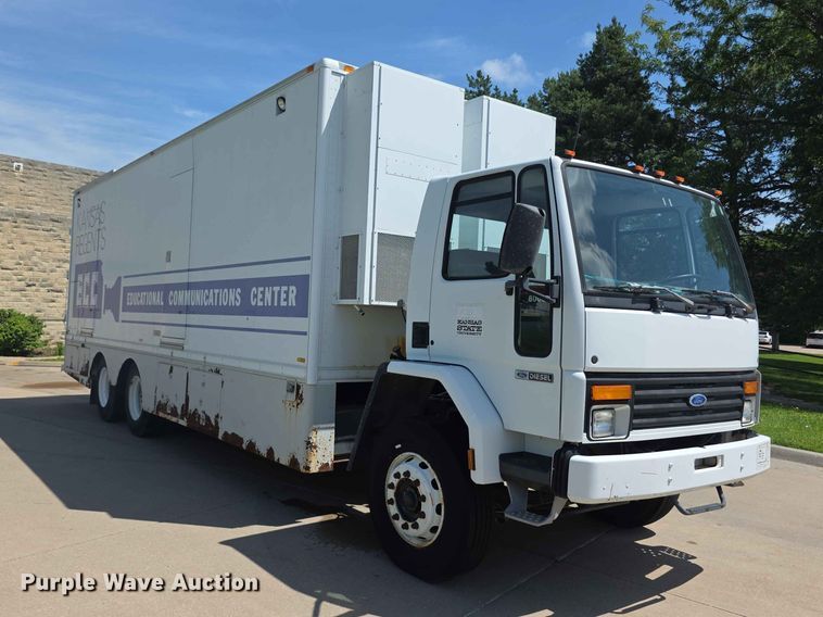 image for item FH6147 1989 Ford C8000 broadcasting truck