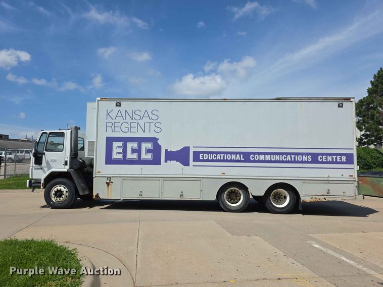 image for item FH6147 1989 Ford C8000 broadcasting truck