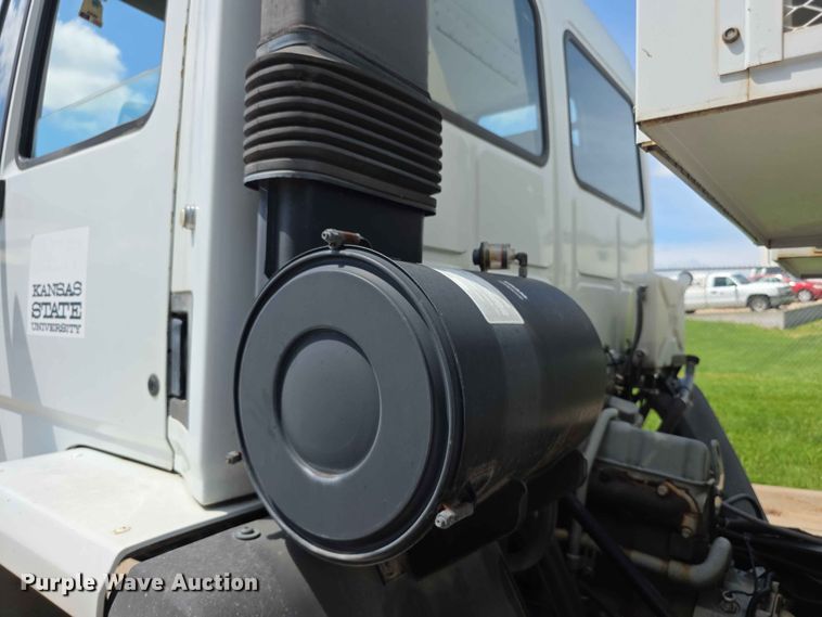 image for item FH6147 1989 Ford C8000 broadcasting truck