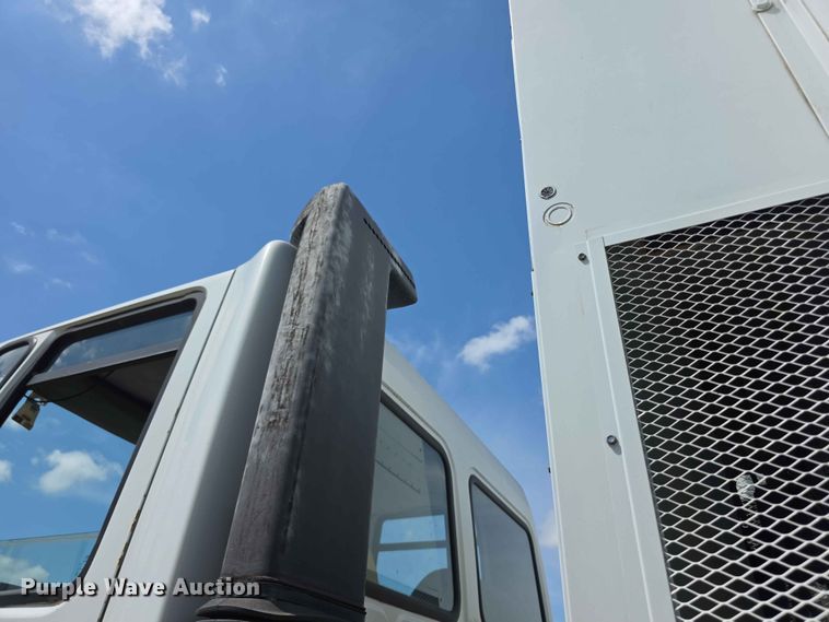 image for item FH6147 1989 Ford C8000 broadcasting truck