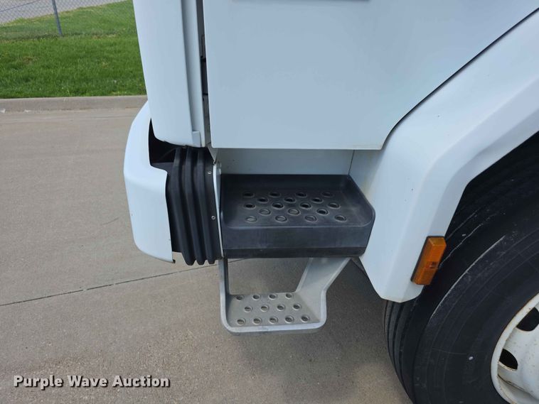 image for item FH6147 1989 Ford C8000 broadcasting truck