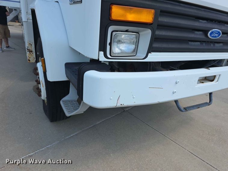 image for item FH6147 1989 Ford C8000 broadcasting truck