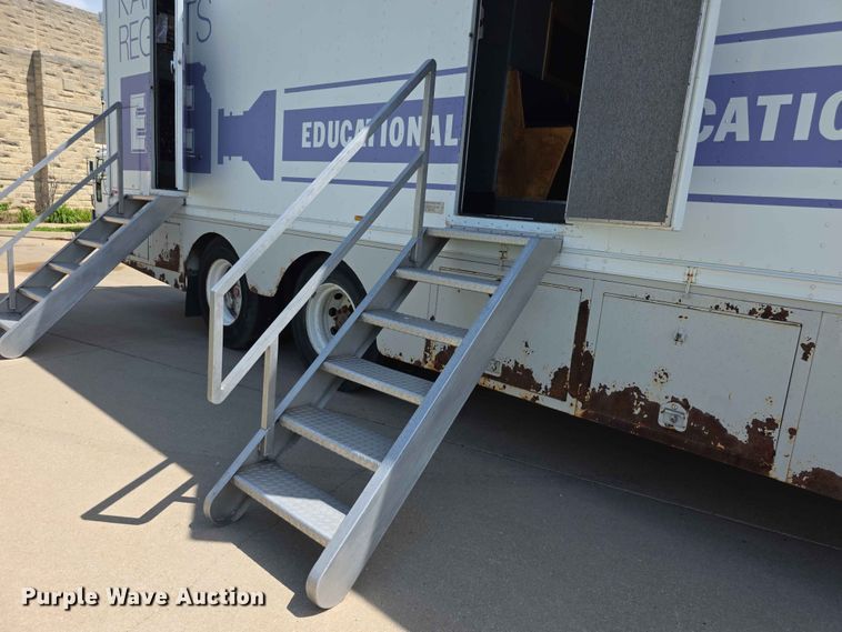 image for item FH6147 1989 Ford C8000 broadcasting truck