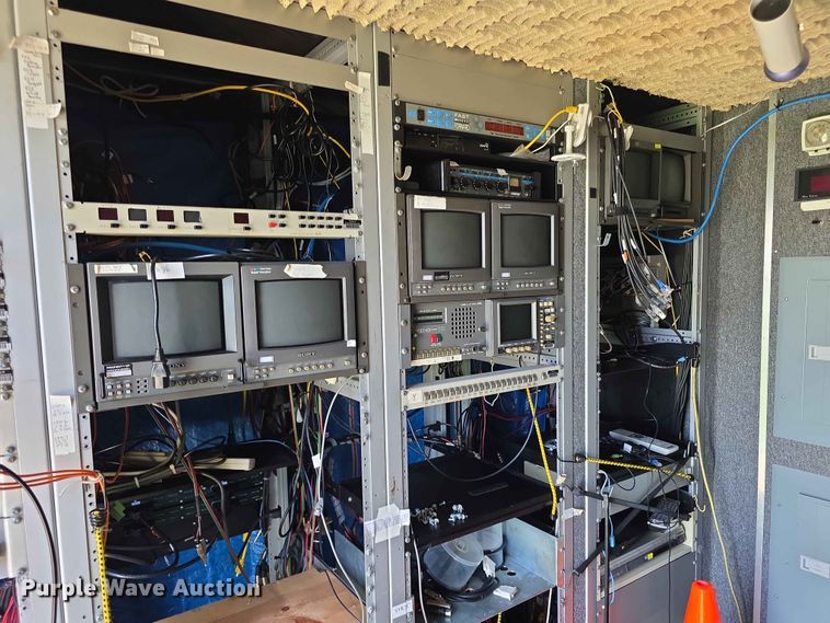 image for item FH6147 1989 Ford C8000 broadcasting truck
