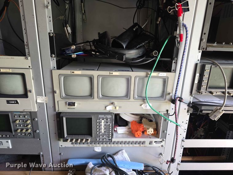 image for item FH6147 1989 Ford C8000 broadcasting truck