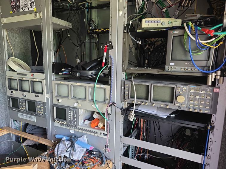 image for item FH6147 1989 Ford C8000 broadcasting truck
