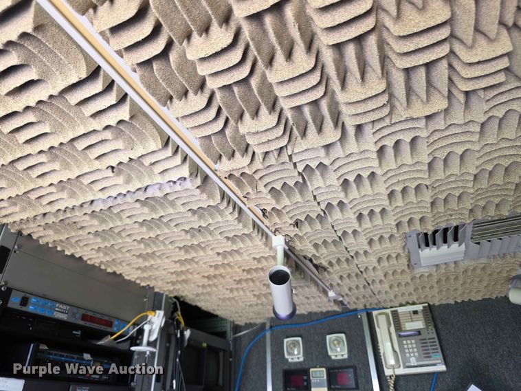 image for item FH6147 1989 Ford C8000 broadcasting truck