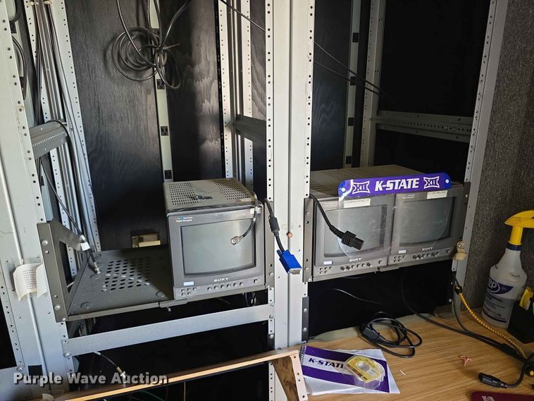image for item FH6147 1989 Ford C8000 broadcasting truck