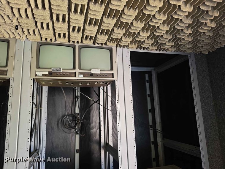 image for item FH6147 1989 Ford C8000 broadcasting truck
