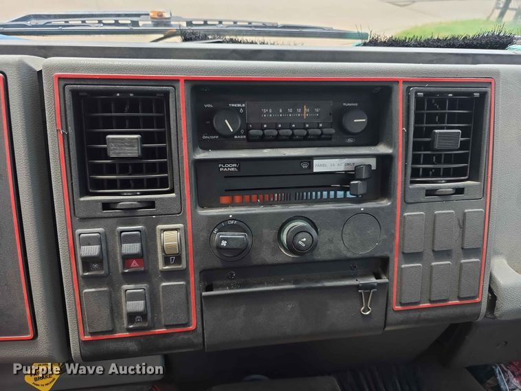 image for item FH6147 1989 Ford C8000 broadcasting truck