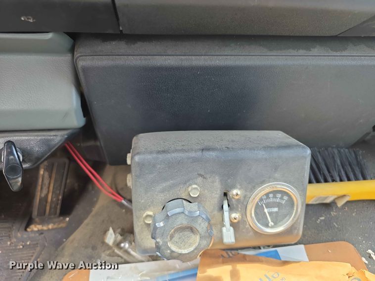 image for item FH6147 1989 Ford C8000 broadcasting truck