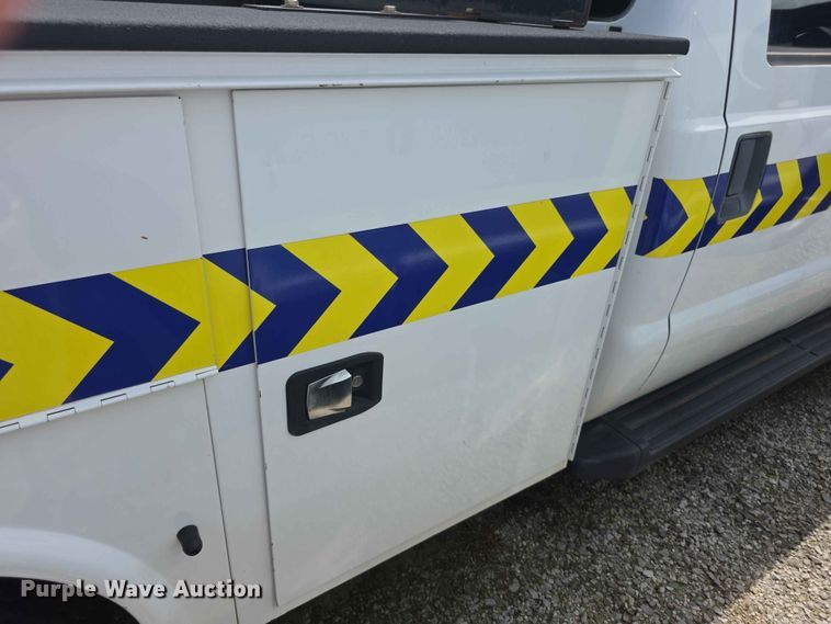 image for item FH6157 2016 Ford F250 Super Duty Crew Cab utility bed pickup truck