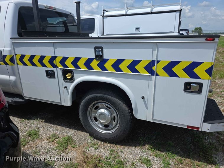 image for item FH6157 2016 Ford F250 Super Duty Crew Cab utility bed pickup truck