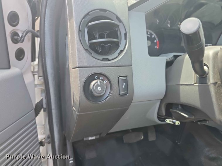image for item FH6157 2016 Ford F250 Super Duty Crew Cab utility bed pickup truck