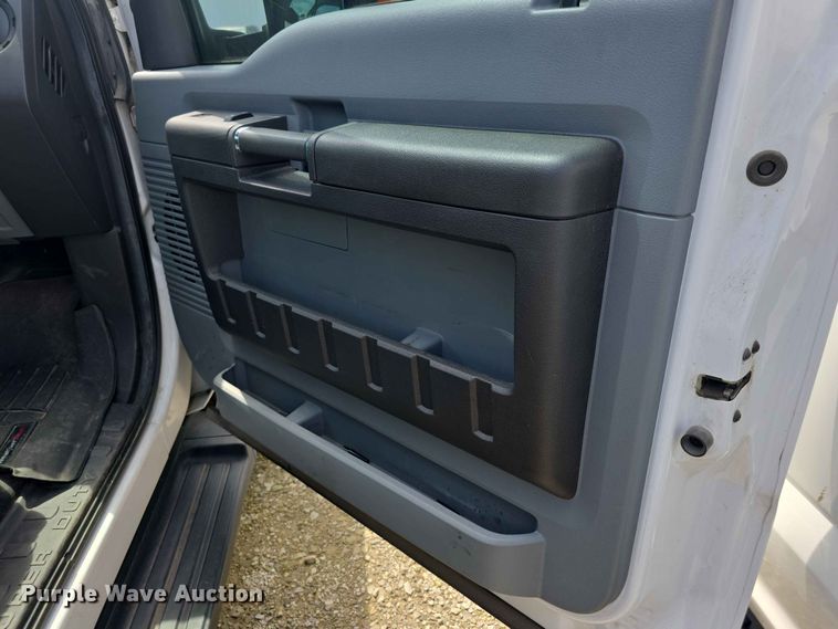 image for item FH6157 2016 Ford F250 Super Duty Crew Cab utility bed pickup truck