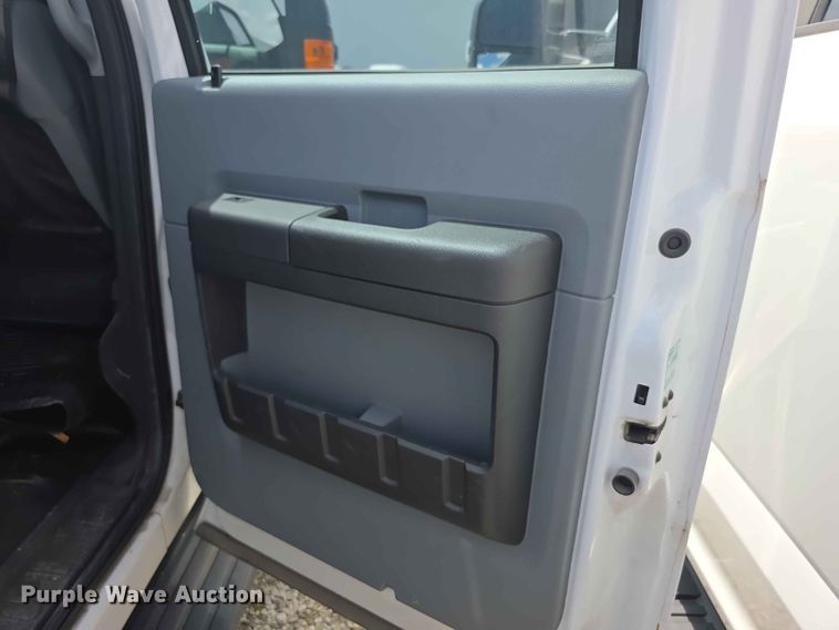 image for item FH6157 2016 Ford F250 Super Duty Crew Cab utility bed pickup truck