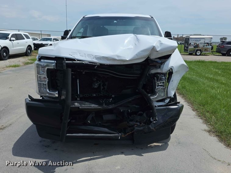 image for item FH6158 2019 Ford F250 Super Duty Crew Cab utility bed pickup truck