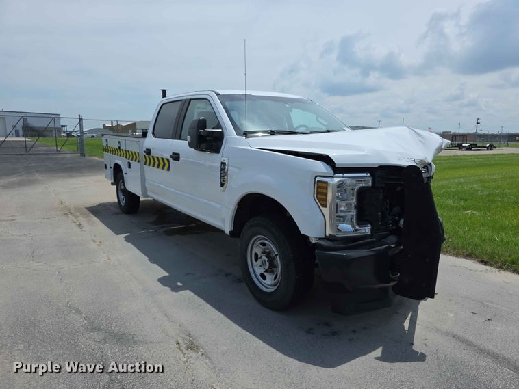 image for item FH6158 2019 Ford F250 Super Duty Crew Cab utility bed pickup truck