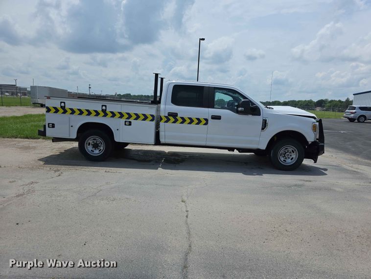 image for item FH6158 2019 Ford F250 Super Duty Crew Cab utility bed pickup truck