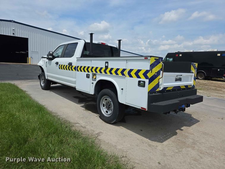 image for item FH6158 2019 Ford F250 Super Duty Crew Cab utility bed pickup truck