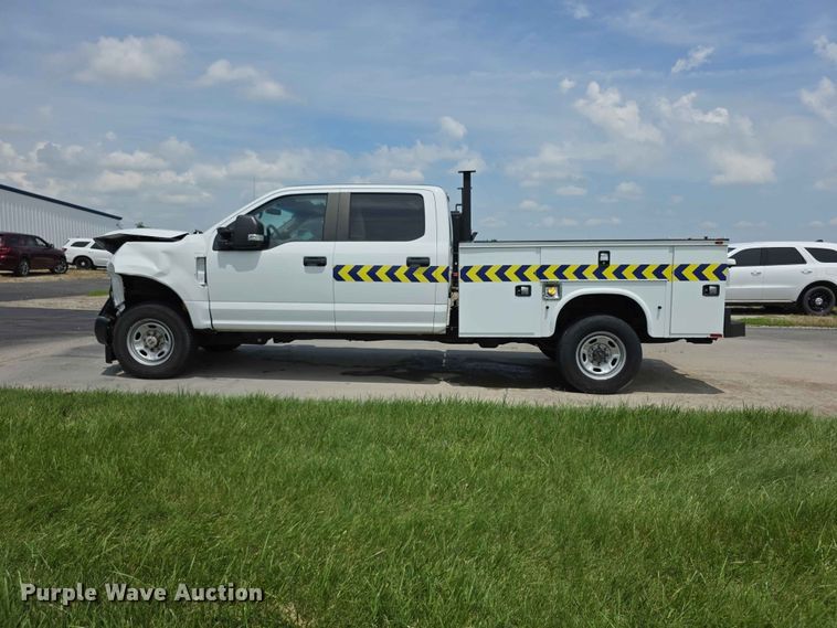 image for item FH6158 2019 Ford F250 Super Duty Crew Cab utility bed pickup truck