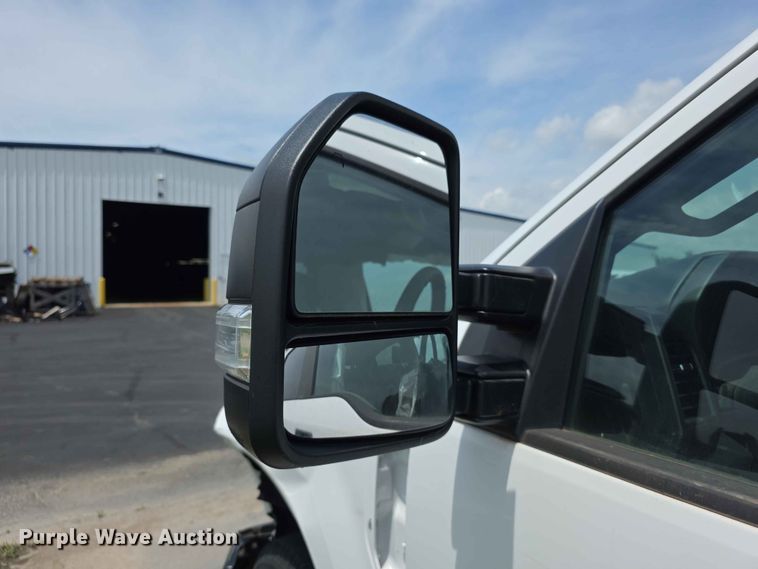 image for item FH6158 2019 Ford F250 Super Duty Crew Cab utility bed pickup truck