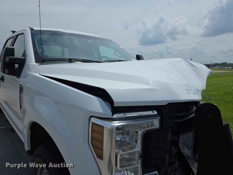 image for item FH6158 2019 Ford F250 Super Duty Crew Cab utility bed pickup truck