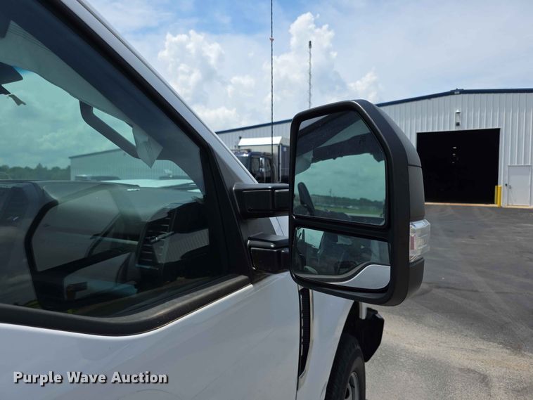 image for item FH6158 2019 Ford F250 Super Duty Crew Cab utility bed pickup truck